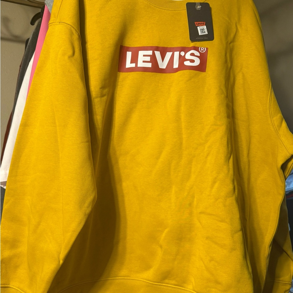NWT LEVI’s Men’s Size 2x Relaxed Fit Sweatshirt. Never Worn. 💛🍂